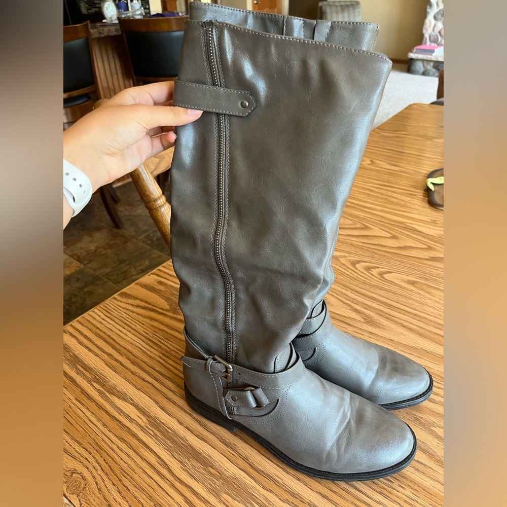 These boots are grey and size 9. They are from the brand rampage.